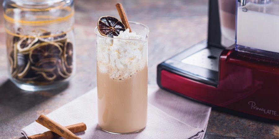 Rețetă caffe latte cu frișcă și sirop de ciocolată