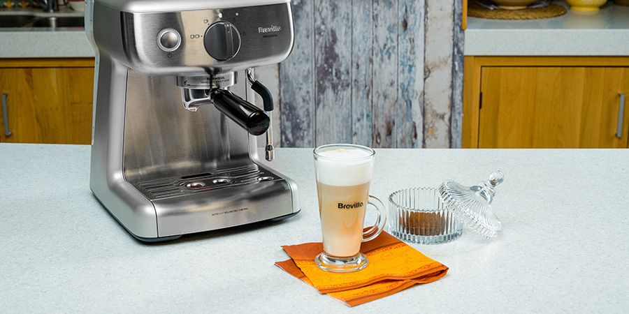 Cum prepari acasă un caffe latte cu espressorul manual Barista Mini Breville