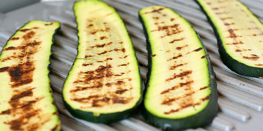Mic dejun proaspat: sandwich de clatite americane cu spanac, avocado si legume grill, by Adrian Hadean