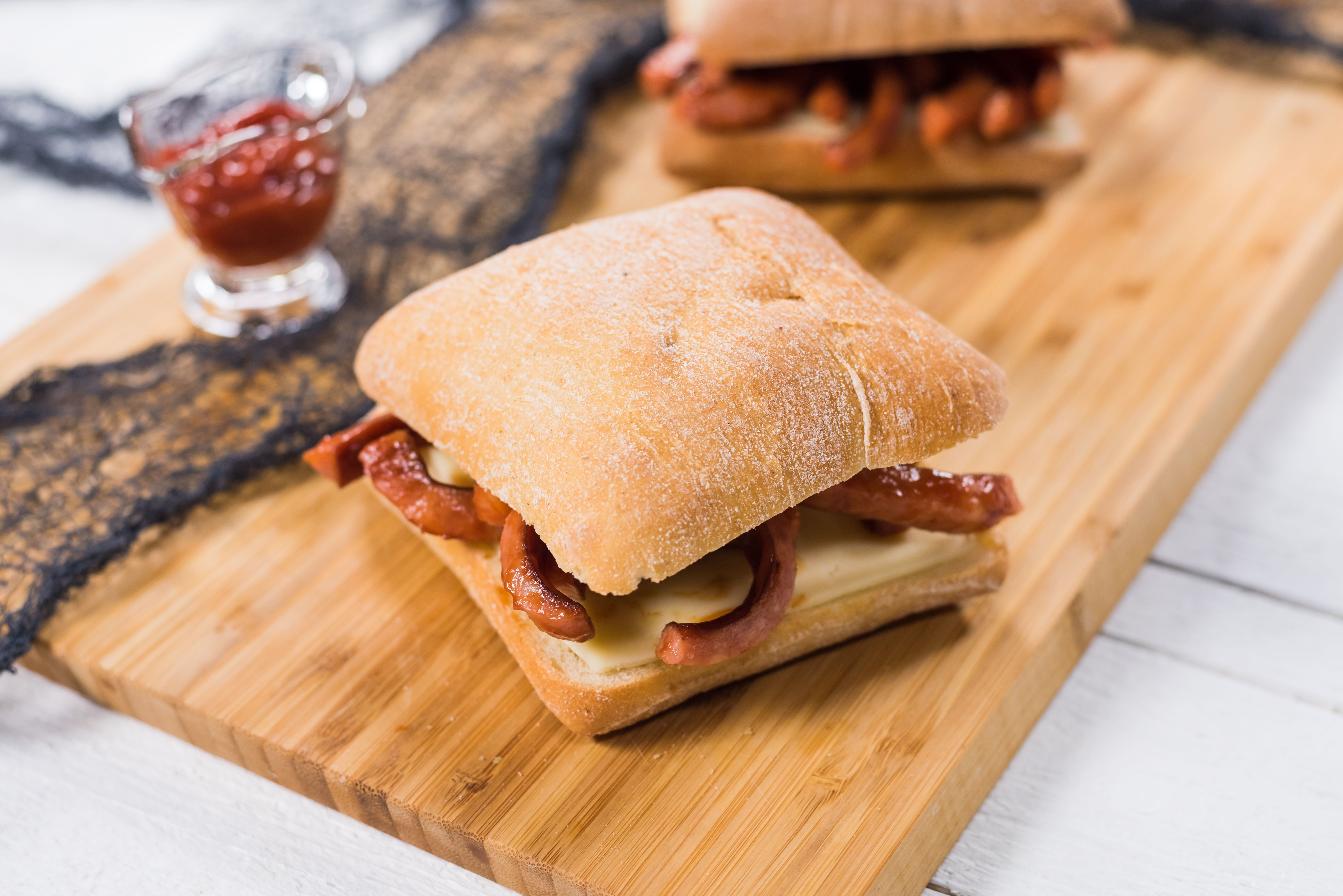Reteta sandwich de Halloween cu carnaciori si ketchup