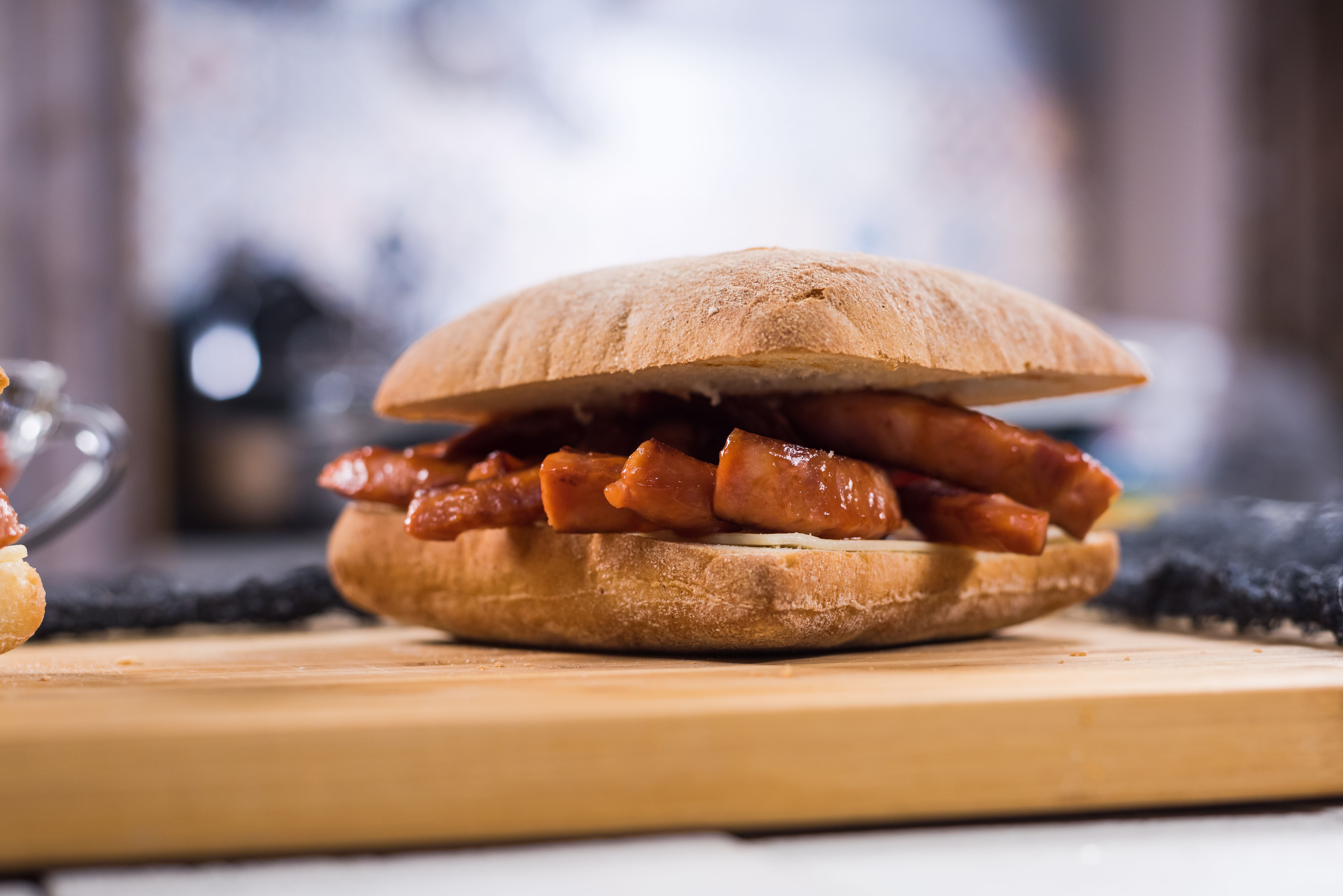 Reteta sandwich de Halloween cu carnaciori si ketchup