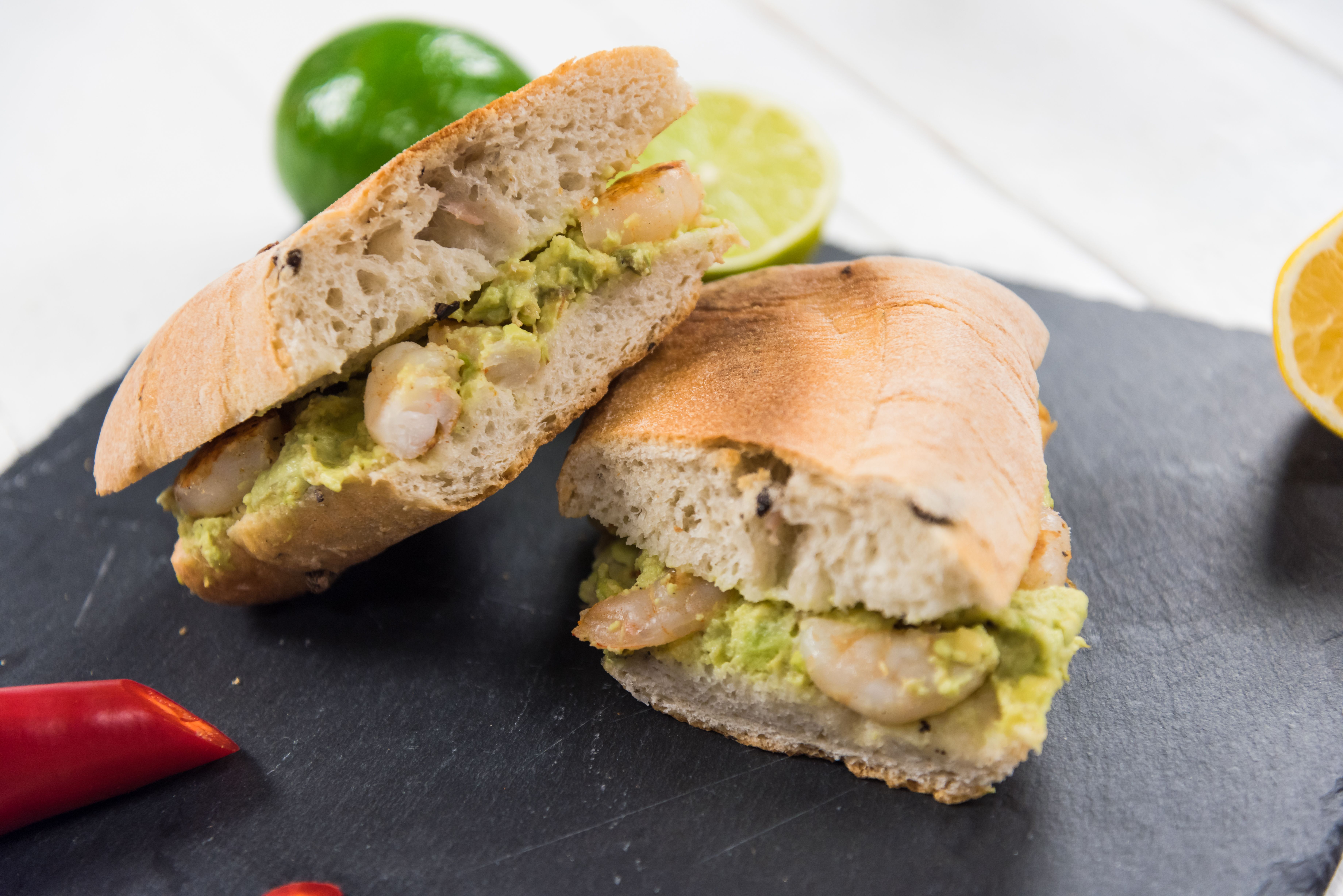 Reteta sandwich picant cu creveti si avocado