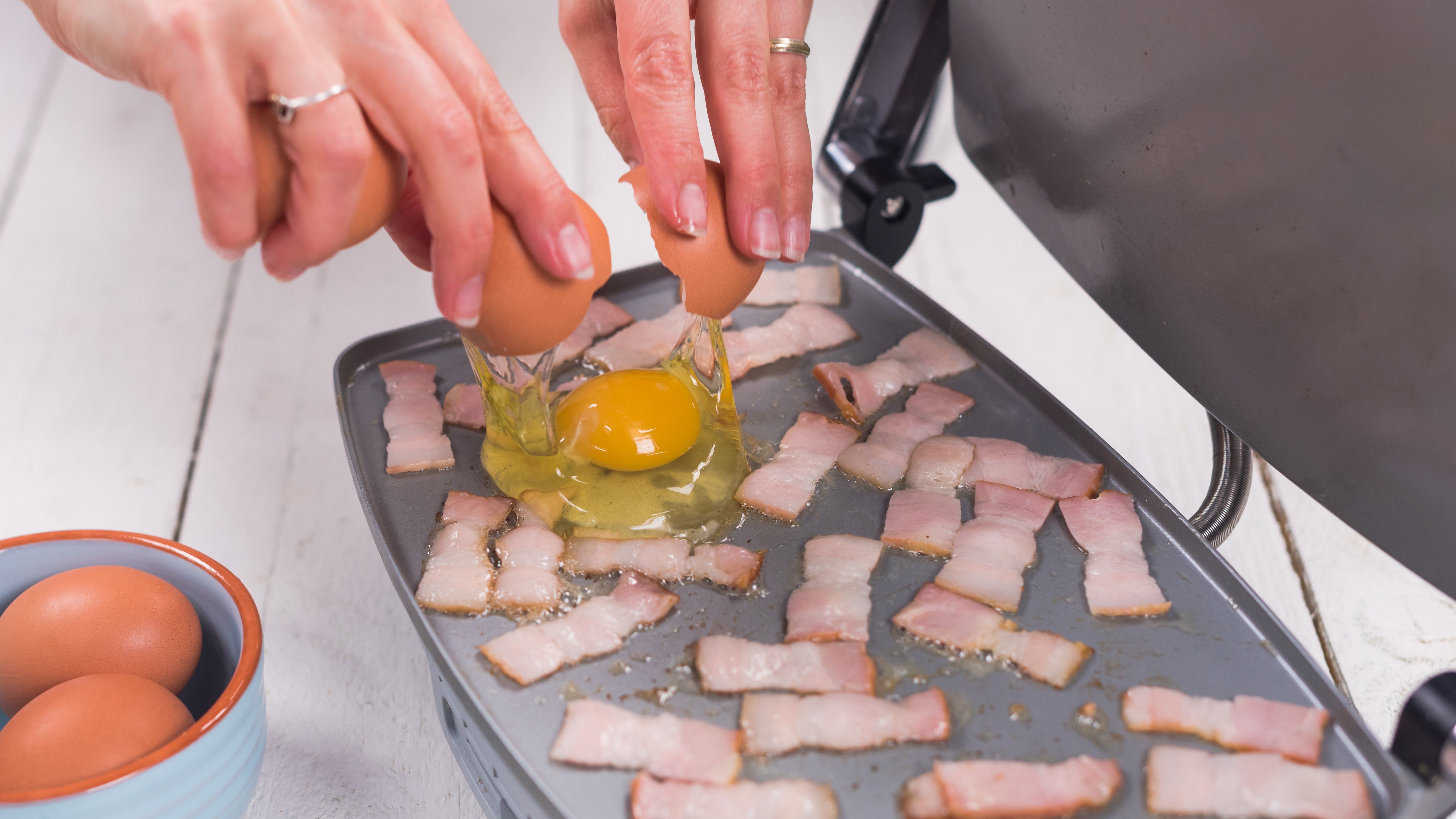Reteta Ochiuri cu bacon, ceapa verde si mozzarella