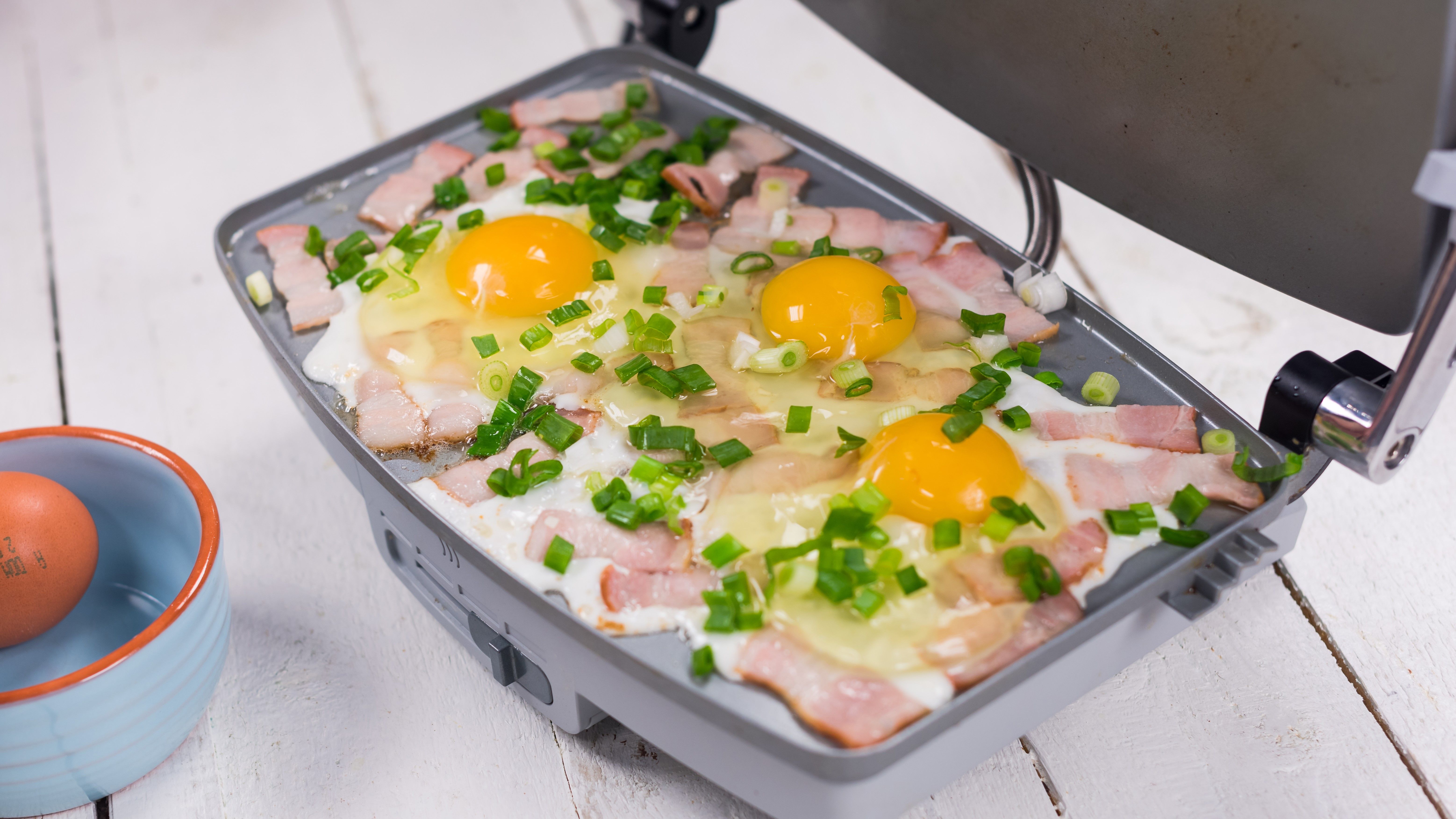 Reteta Ochiuri cu bacon, ceapa verde si mozzarella