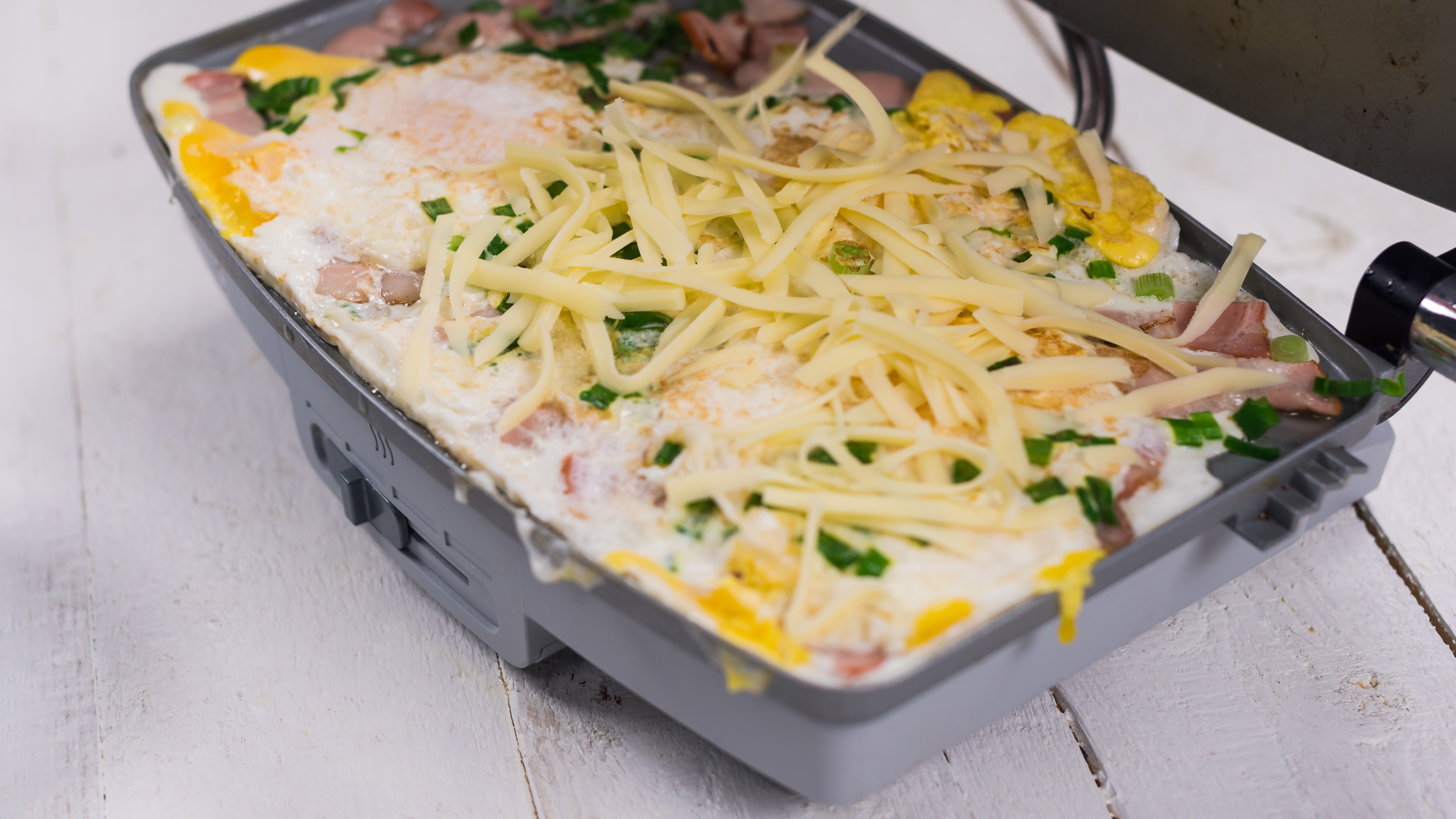 Reteta Ochiuri cu bacon, ceapa verde si mozzarella