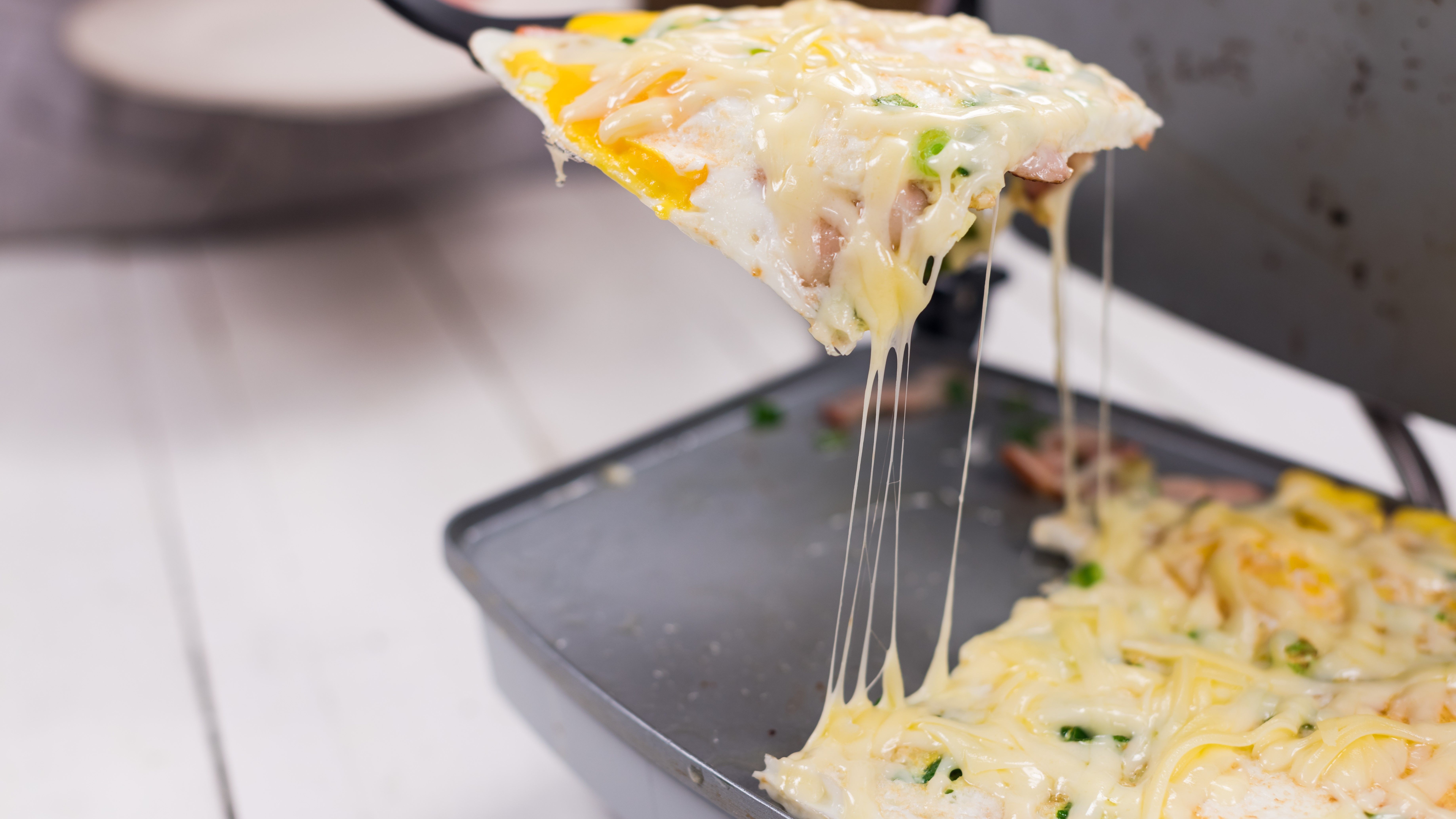 Reteta Ochiuri cu bacon, ceapa verde si mozzarella
