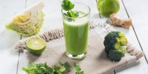Reteta Suc Detox verde cu varza, mar si broccoli