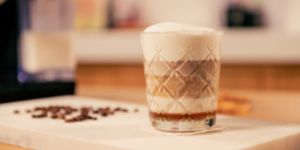Rețetă caffe latte cu sirop de caramel la espressorul Breville Prima Latte II by Adrian Cărădeanu