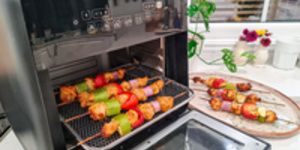 Rețetă frigărui cu legume și carne de pui marinată în iaurt la Air Fryerul Breville by Prăjiturela