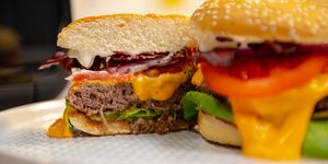 Rețetă burger cu vită la Breville Air Fryer by Chef Roxana Blenche