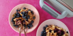 Rețetă waffles cu lapte condensat, unt de arahide și afine la aparatul de gofre Duraceramic Breville by Prăjiturela