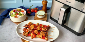 Rețetă Frigărui de pui cu salată grecească și sos tzatziki la airfryer Halo Air, XL, Breville by Liana Mincioaga
