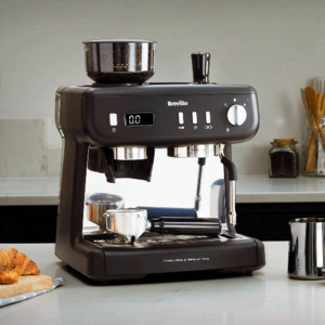 espressor negru barista max+ pe masa