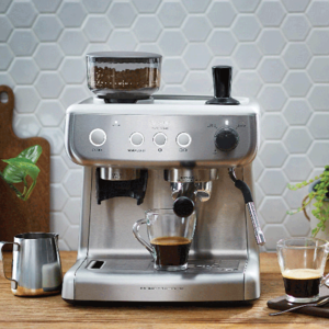 espressor metalic barista max pe masa