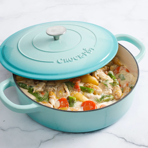 vas de fonta crockpot bleu pe fundal alb cu model