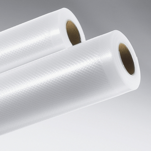 2 role de plastic pentru vidat pe fundal gri
