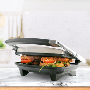 sandwich maker panini breville pe masa cu sandwich-uri panini