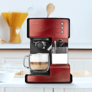 espressor prima latte rosu pe masa