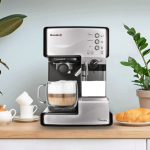 espressor prima latte argintiu pe masa
