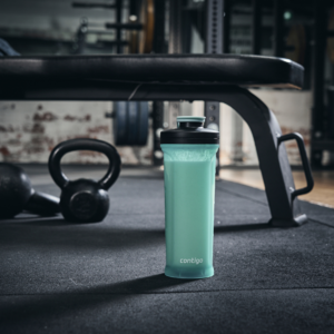 sticla bleu contigo pe podea de sala de fitness