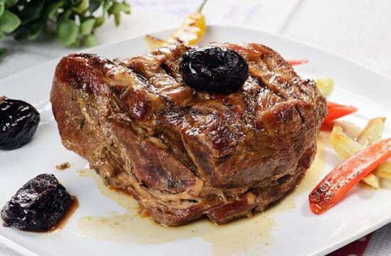 Ceafă de porc în bere, cu prune uscate și ardei copți