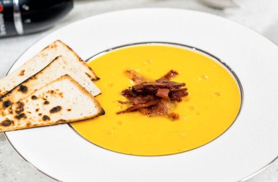 Reteta supa crema de cartofi dulci cu flakes de chorizo si chipsuri de tortilla