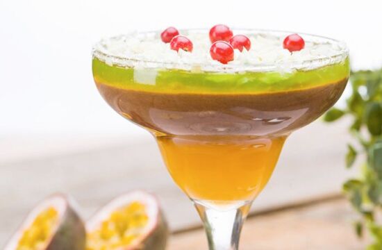 Reteta mousse de ciocolata cu duo de jeleu de fructul pasiunii si mar verde