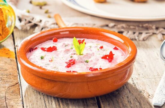 Reteta salata Iraniana de iaurt, cu castraveti si sfecla