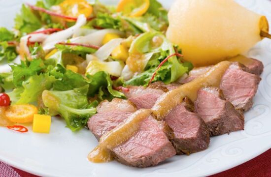 Reteta salata calda din piept de rata cu carpaccio de kumquat si vinaigrette de para