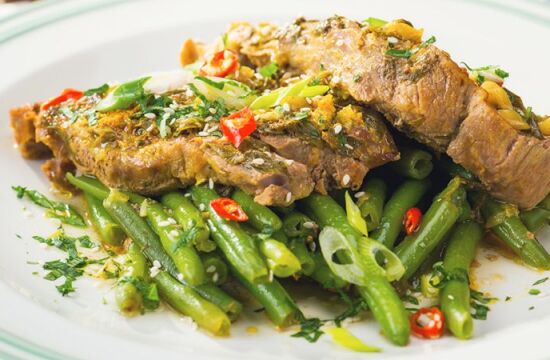 Ceafă de porc cu verdețuri și fasole verde