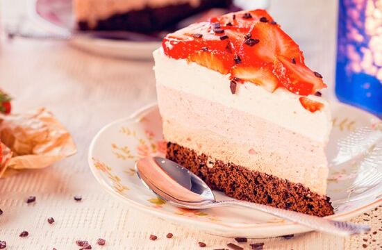 Rețetă tort cu mousse de căpșuni și ciocolată