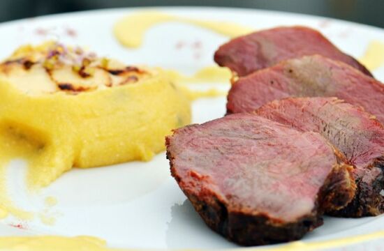 Pastramă de berbecuț cu mămăliguță gratinată