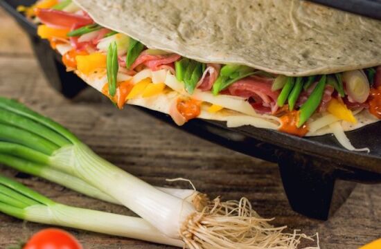 Rețetă quesadilla cu bacon, cașcaval și sos american