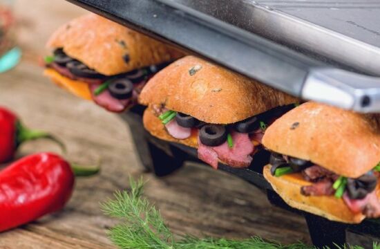 Rețetă panini cu Cheddar, pastramă de porc afumată și măsline