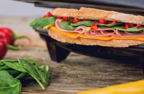 Rețetă sandwich cu pâine țărănească, Cheddar, suncă și baby spanac