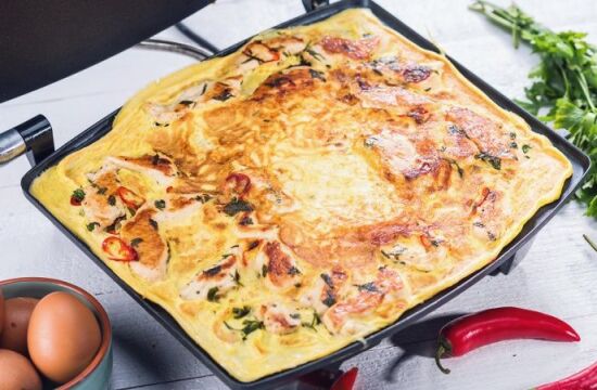 Rețetă omletă cu piept de pui și cașcaval afumat