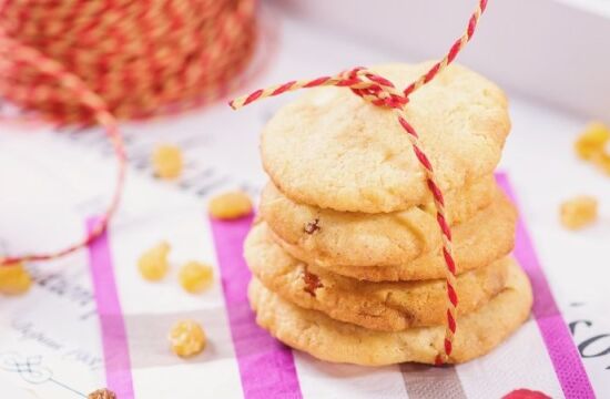 Reteta biscuiti cu ciocolata alba si stafide