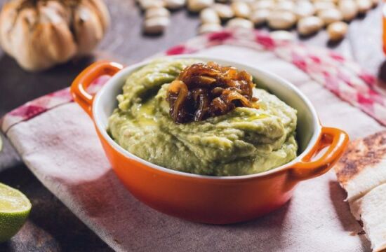 Reteta crema de avocado cu fasole alba si ceapa caramelizata