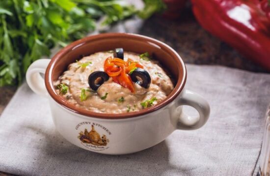 Reteta humus de ardei copt si masline negre