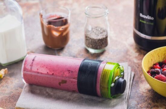 Reteta smoothie fitness inainte de sala, cu fructe de padure, chia si nutella