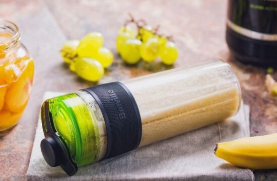 Reteta smoothie TO GO cu banane, struguri si piersici