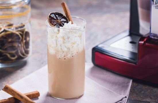 Rețetă Caffe Latte cu frișcă și sirop de ciocolată