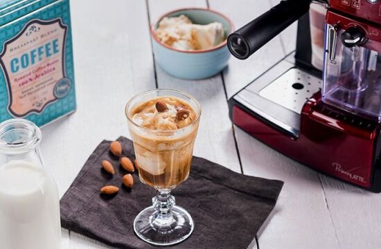 Rețetă espresso cu înghețată de caramel și sirop de migdale