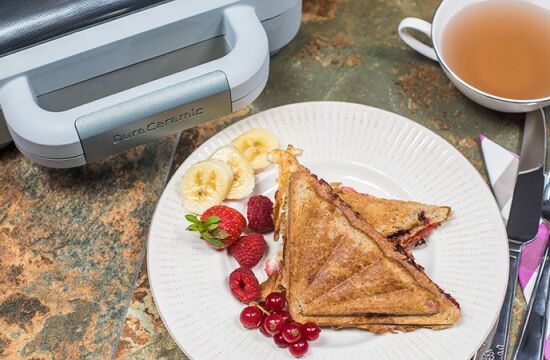 Rețetă sandwich desert cu unt de arahide, banane și căpșuni