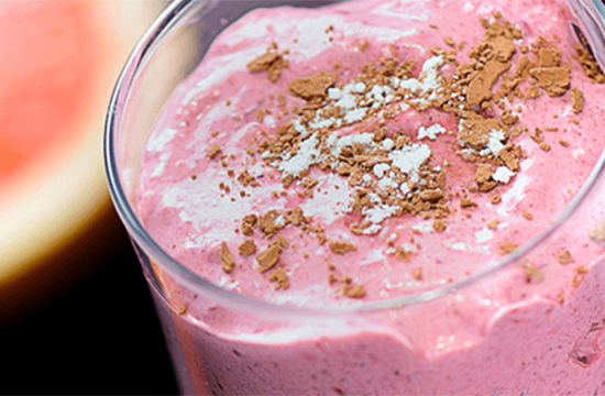 Reteta smoothie de piersici, fructe de padure si iaurt
