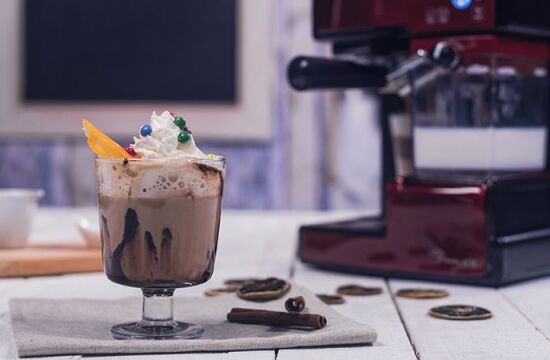 Rețetă Caffe Latte cu sirop vanilie și topping de ciocolată