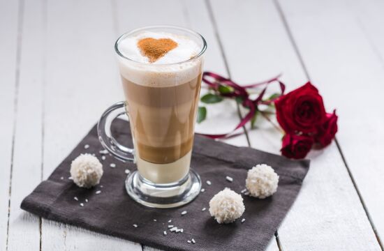 Rețetă Caffe Latte cu ciocolată albă și scorțișoară