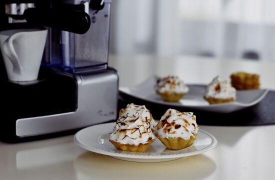 Rețetă Mini Baked Alaska cu înghețată de cafea preparată la espressorul Prima Latte by Rețete Papa Bun