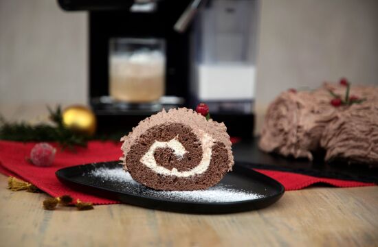 Rețetă tort buturugă cu cremă cappuccino pregătit la Prima Latte II Breville by Diva în bucătărie