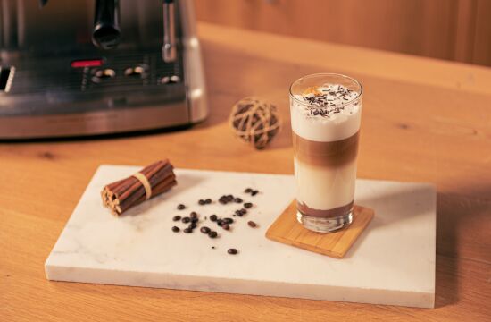 Rețetă Caffe Latte cu ciocolată și vanilie la espressorul Breville Barista Max by Adrian Cărădeanu